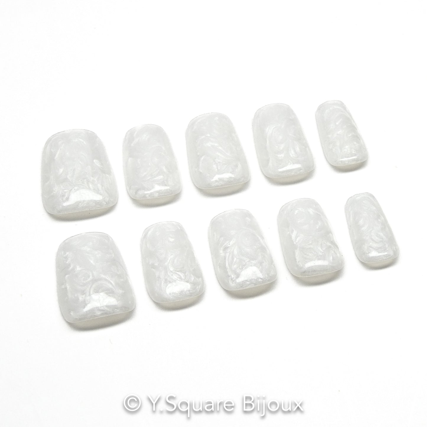 < Blanc Nacré - C >